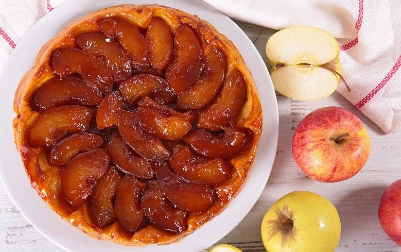 Bánh táo nướng caramel vàng óng ả, mới ra lò từ nồi chiên không dầu.