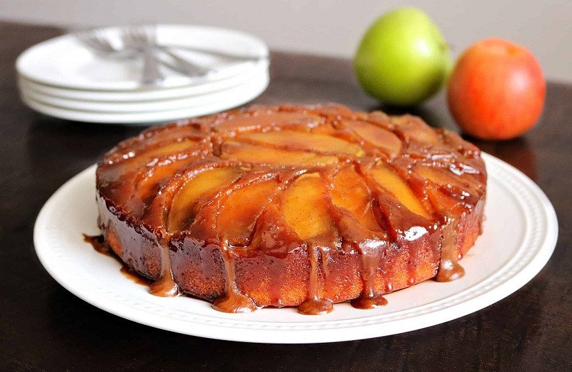 Bánh táo nướng nồi chiên không dầu thơm ngon đã hoàn thành, vàng ruộm hấp dẫn.