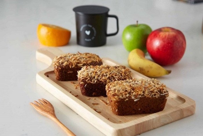 Bánh táo yến mạch vàng ươm, thơm ngon sau khi nướng bằng nồi chiên không dầu.