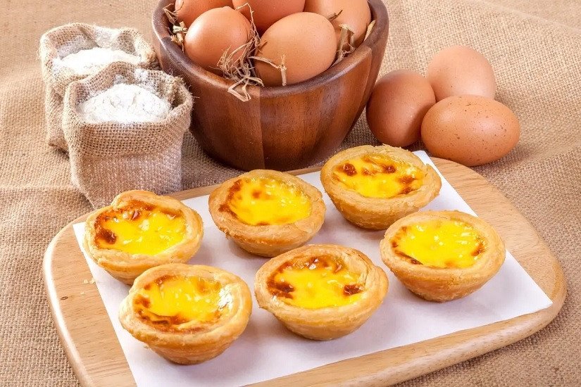 Bánh tart trứng ngàn lớp vàng óng sau khi nướng bằng nồi chiên không dầu