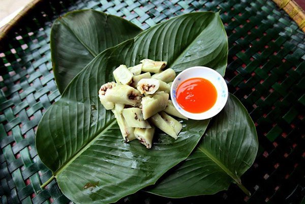 Bánh tẻ nóng hổi ăn kèm tương ớt