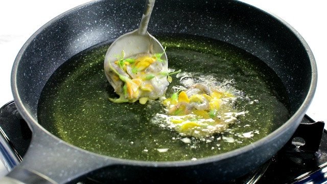bánh tép chiên giòn vàng ươm chuẩn vị
