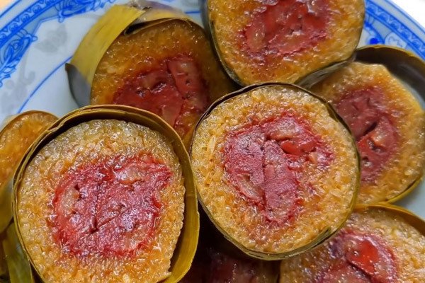Bánh tét chuối thơm ngon chuẩn bị thưởng thức