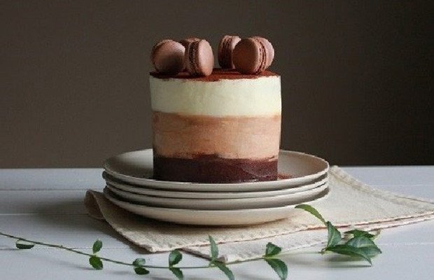 Bánh Tiramisu Ý truyền thống với các lớp kem Mascarpone và bánh Savoiardi được phủ cacao