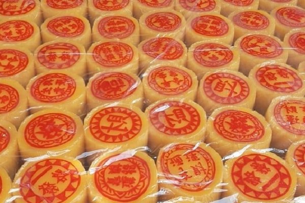 Bánh Tổ: Đặc Sản Tết Truyền Thống, Nguồn Gốc và Công Thức Chuẩn Vị Bánh tổ người Hoa với sắc vàng đẹp mắt, in chữ phúc lộc