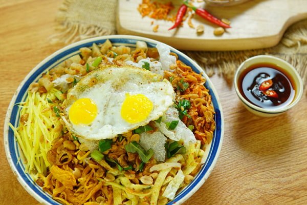 Bánh tráng chiên xốt me với các loại topping