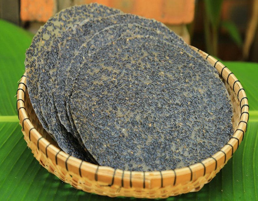 Bánh tráng mè đen nướng giòn tan với nồi chiên không dầu
