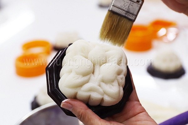 Bánh Trung thu dẻo nhân đậu xanh trứng muối sau khi tạo hình