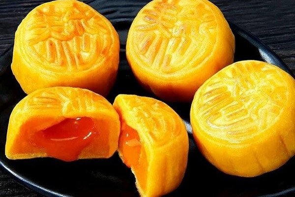 Bánh trung thu hình cầu nhân trứng muối chảy hấp dẫn