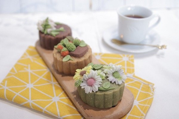 Bánh trung thu hoa nổi trang trí tinh xảo thủ công