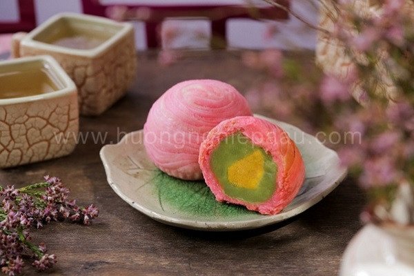 Bánh trung thu ngàn lớp thành phẩm với màu sắc bắt mắt và lớp vỏ giòn rụm