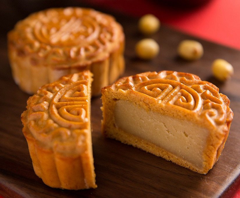 Bánh Trung thu nhân đậu xanh trứng muối nướng bằng nồi chiên không dầu, vỏ bánh vàng óng
