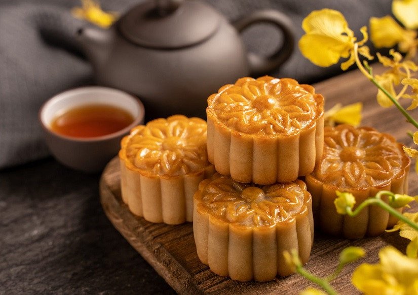 Bánh Trung thu nhân dừa sầu riêng nướng bằng nồi chiên không dầu, vỏ bánh bóng bẩy