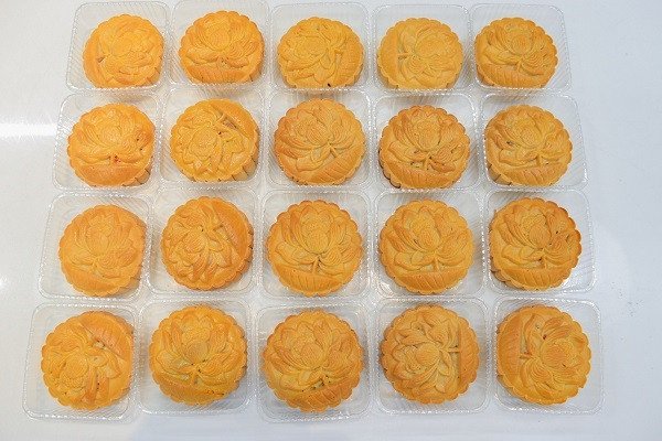 Bánh Trung thu nhân khoai môn ngon miệng sau khi nướng