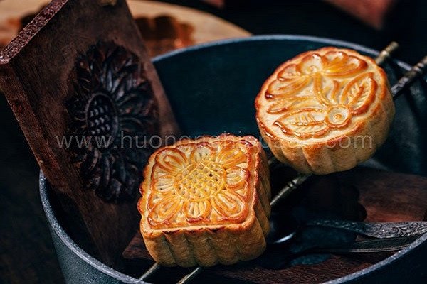 Bánh trung thu nhân thập cẩm gà quay vàng ươm, hấp dẫn sau khi nướng
