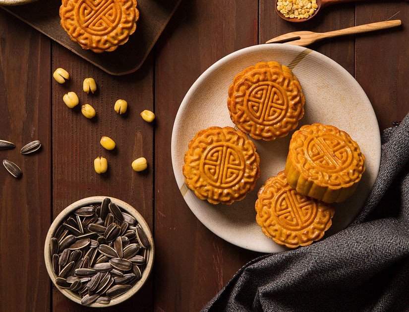 Bánh Trung thu nướng bằng nồi chiên không dầu trên khay, sẵn sàng thưởng thức
