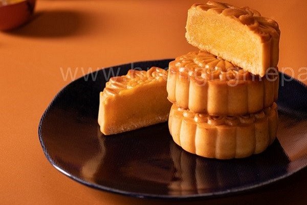 Bánh Trung Thu nướng bằng nồi cơm điện vàng ươm, hấp dẫn