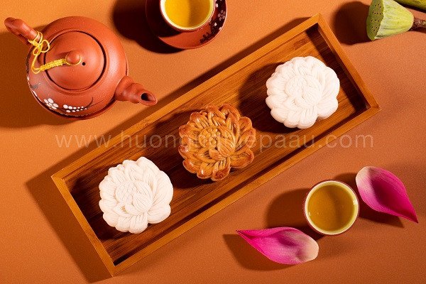 Ý Nghĩa Bánh Trung Thu: Biểu Tượng Đoàn Viên Ấm Áp Bánh trung thu nướng và dẻo trên khay gỗ