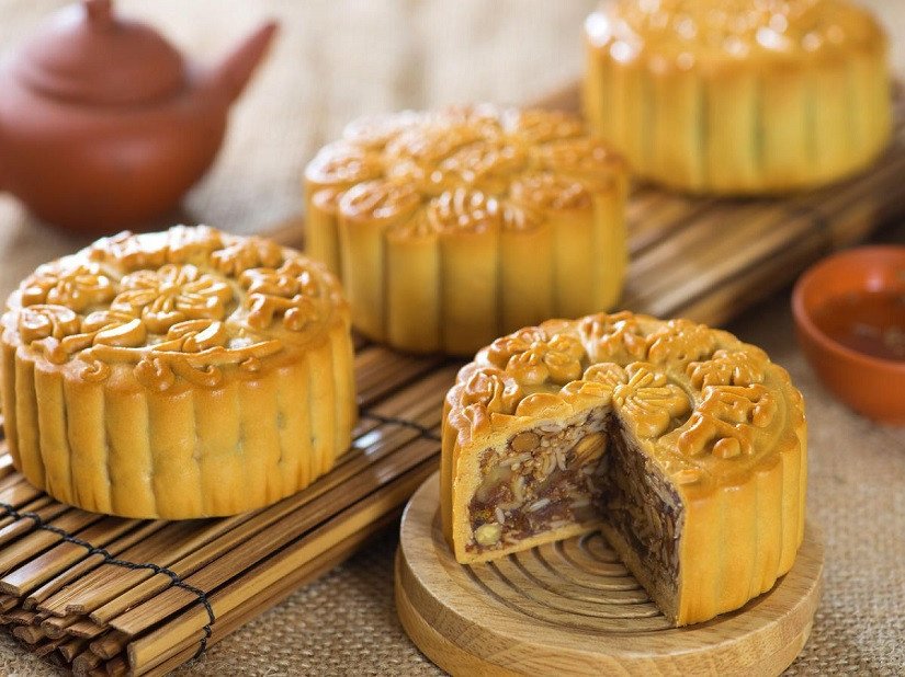 Bánh Trung thu thập cẩm nướng bằng nồi chiên không dầu với vỏ vàng đẹp mắt và nhân đầy đặn