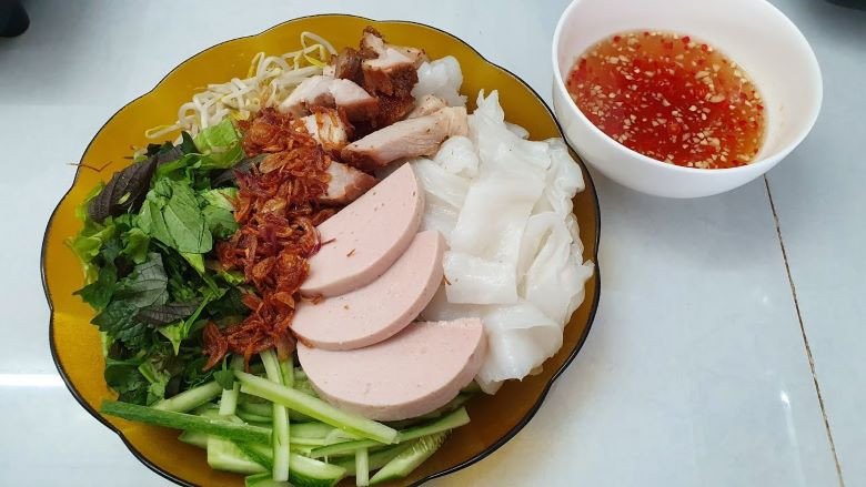 Bánh ướt ăn kèm chả lụa và nước mắm chua ngọt