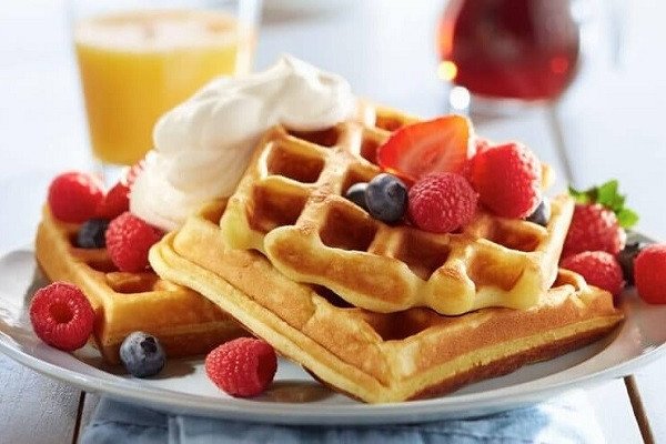 Bánh Waffle Bỉ truyền thống với vân lưới đặc trưng, món ăn sáng hấp dẫn