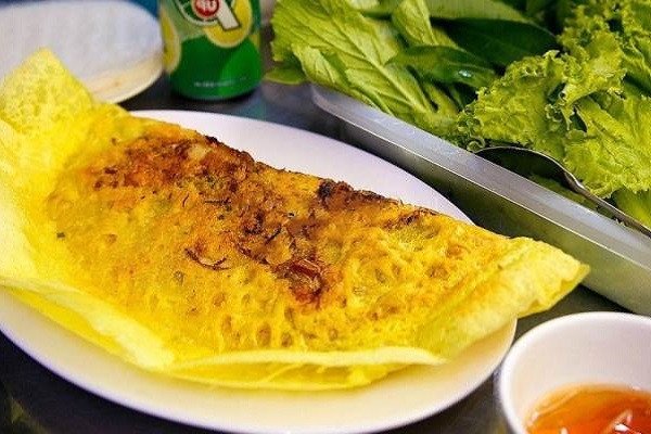 Bánh xèo miền Tây vàng giòn, nhân đầy đặn