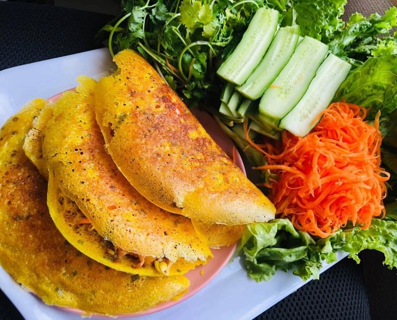 Bánh xèo nhân thịt vịt vàng giòn trên đĩa