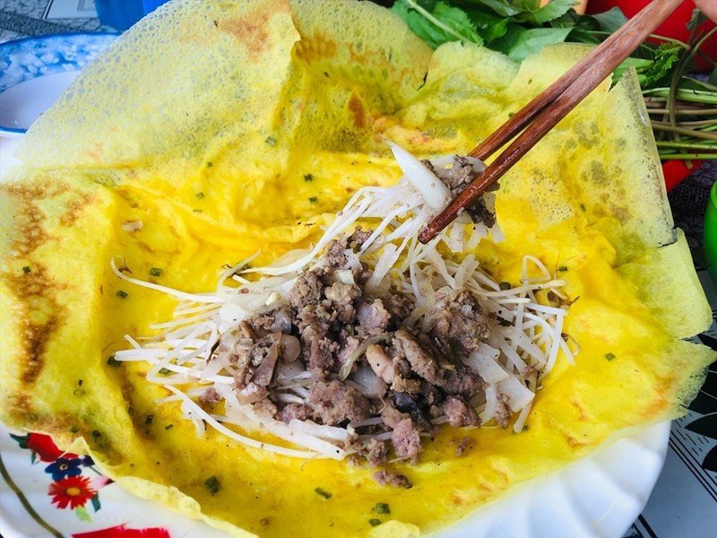 Bánh xèo vàng giòn rụm hấp dẫn