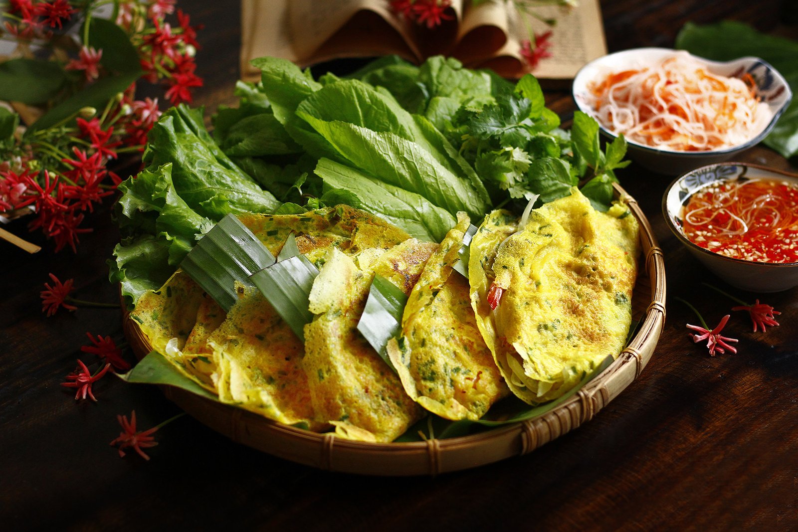 Bánh xèo vàng ươm, giòn rụm với nhân tôm thịt hấp dẫn
