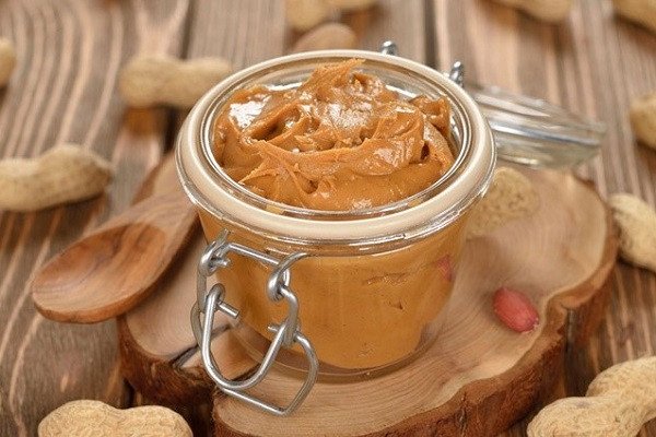 Bảo quản bơ đậu phộng tự làm trong hũ thủy tinh kín đáo