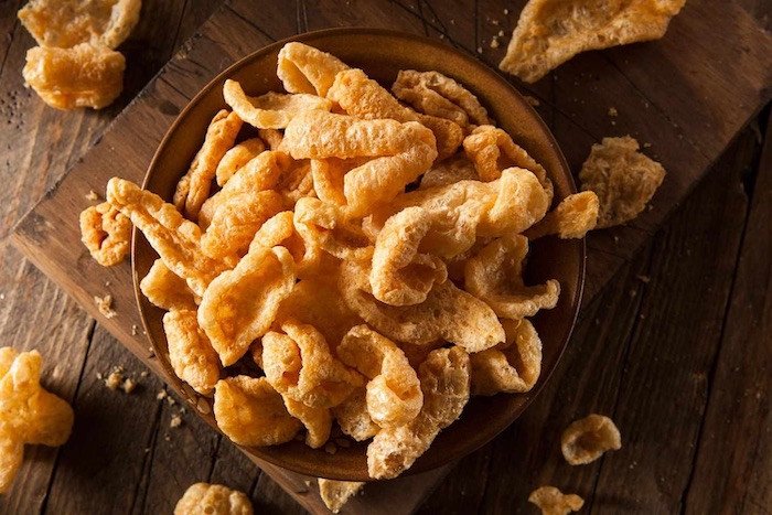 Bảo quản da heo chiên giòn trong hộp kín hoặc túi zip để giữ độ tươi ngon và giòn lâu hơn.
