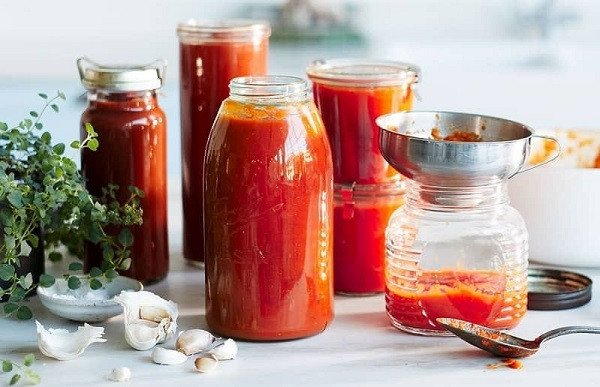 bảo quản tương cà chua tự làm trong lọ thủy tinh