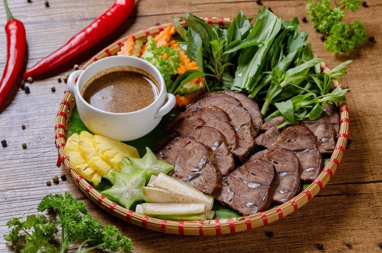 Bắp bò luộc thái lát mỏng, chuẩn bị cho món ăn thanh đạm