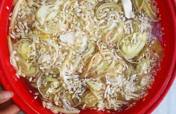 Bắp chuối bào mỏng được ngâm trong nước chanh để giữ độ trắng và giòn cho gỏi bò bóp thấu