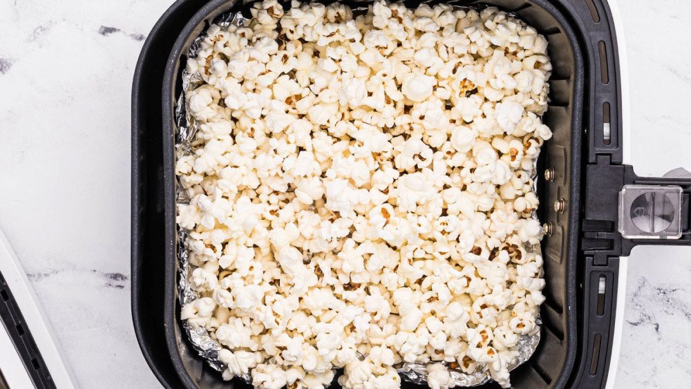 Bắp đang nổ trong nồi chiên không dầu