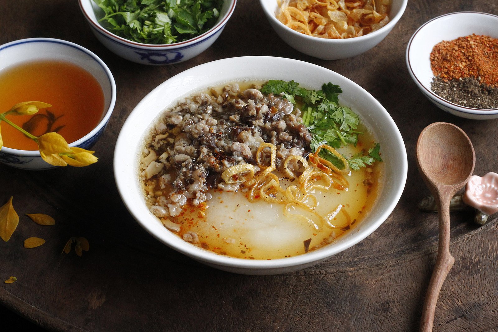 Bát bánh đúc nóng hổi với nhân thịt băm mộc nhĩ