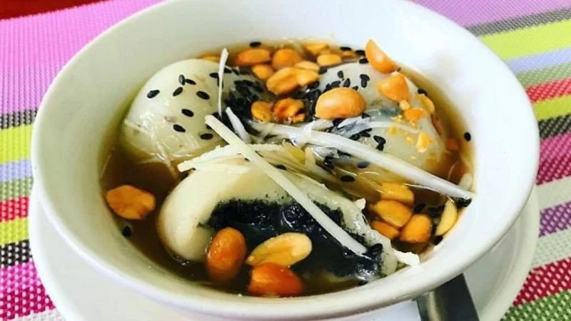 Bát bánh trôi Tàu ấm nóng, nhân mè đen béo bùi