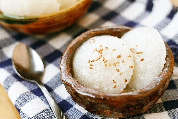 Bát bột bánh bò đang ủ kín bằng màng bọc thực phẩm