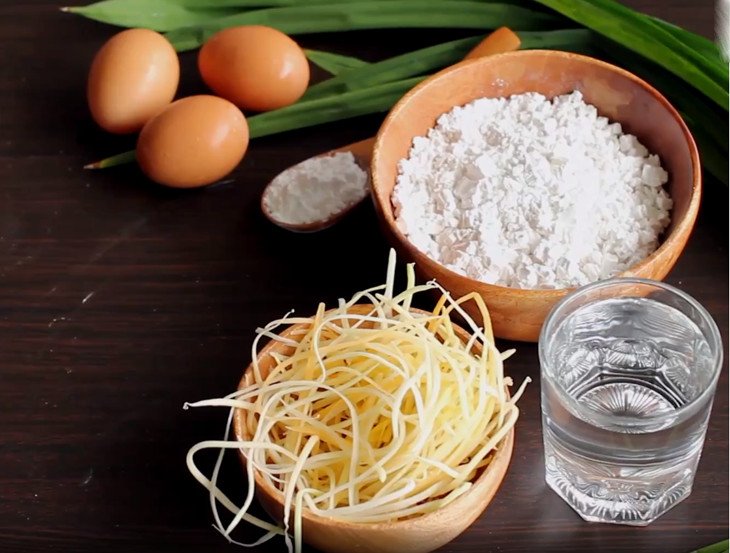 Bát bột chiên giòn đã pha sẵn cùng các nguyên liệu tươi ngon chờ chế biến, thể hiện sự tiện lợi trong việc tạo món ăn vàng giòn hấp dẫn