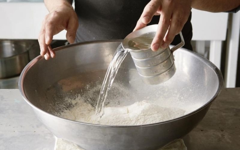 Bát bột năng hơi lỏng, cần xử lý để đạt độ dẻo mong muốn