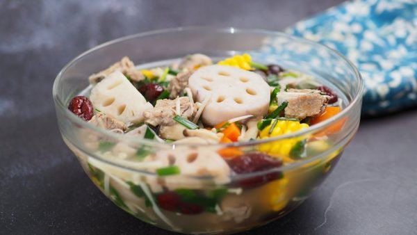 Bát canh củ sen ninh xương thơm ngon, đủ đầy chất dinh dưỡng