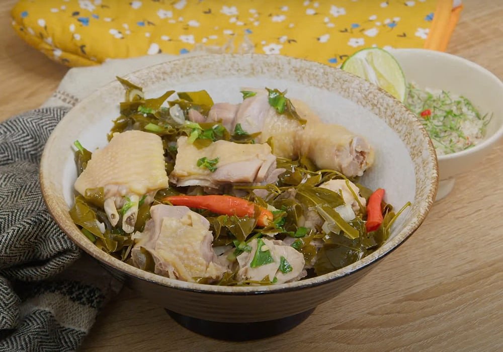 Bát canh gà lá giang chua thanh, điểm xuyết lá giang xanh tươi và thịt gà hấp dẫn