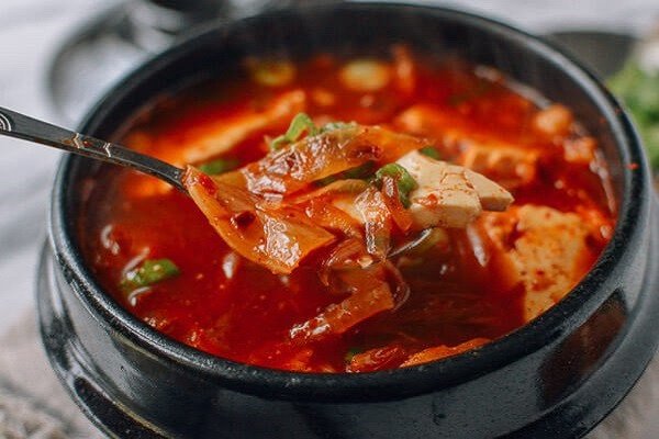 Bát canh kim chi đậu phụ thịt bò nóng hổi, màu đỏ hấp dẫn, chuẩn vị Hàn Quốc