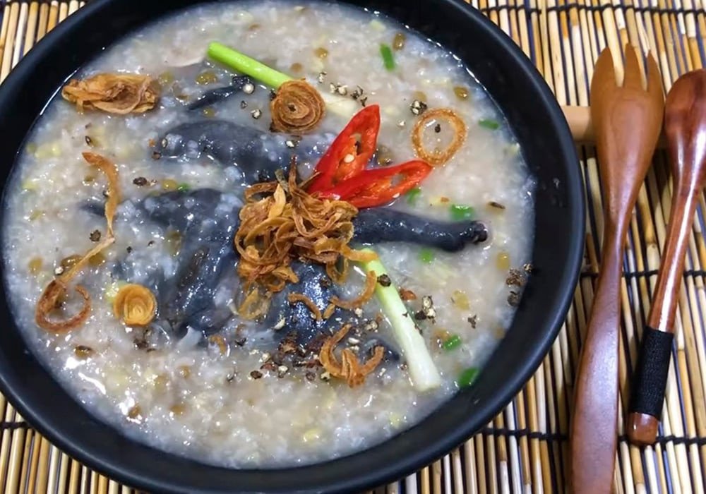 Bát cháo gà ác hạt sen nóng hổi, sánh mịn, bổ dưỡng cho sức khỏe