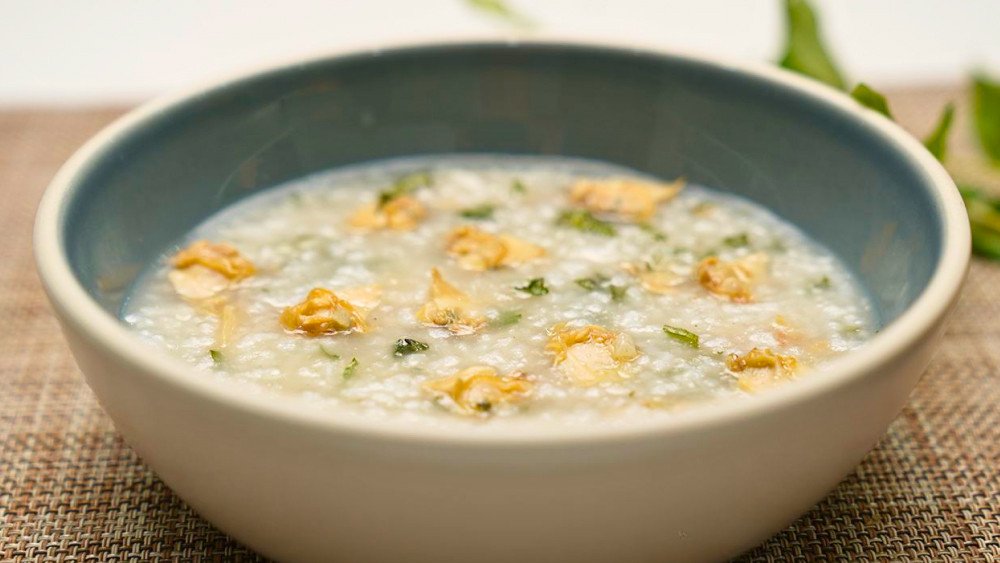 Bát cháo ngao nóng hổi hấp dẫn với quẩy và rau thơm