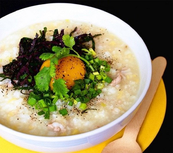 Bát cháo trứng tía tô nóng hổi hỗ trợ giải cảm hiệu quả