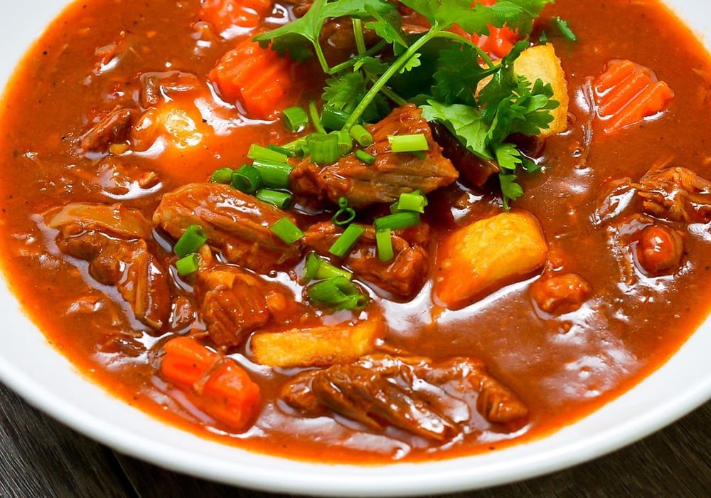 Bát gầu bò sốt vang đỏ tươi, với thịt gầu mềm và rau củ hầm nhừ