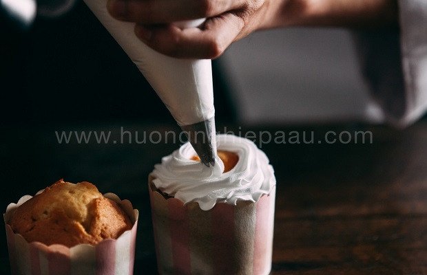 Bắt kem lên bề mặt bánh cupcake đẹp mắt