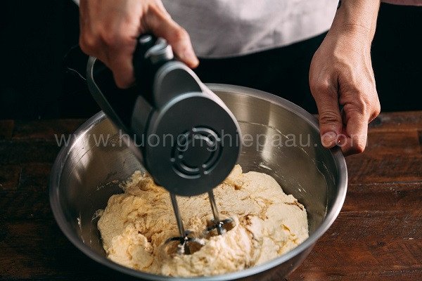 Bát lớn chứa hỗn hợp bột và bơ trứng, chuẩn bị làm cốt bánh Cupcake mềm ẩm