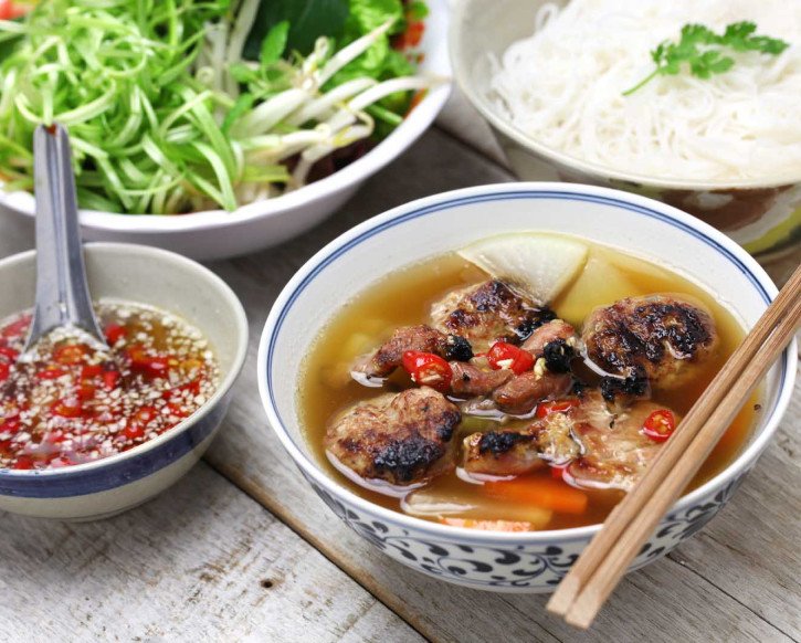 Bát nước chấm bún chả chua ngọt với đu đủ, cà rốt và tỏi ớt băm